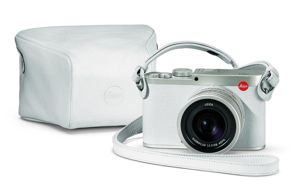 Only 300 of them will be made, so form an orderly queue on the piste. (All images Leica Camera AG)